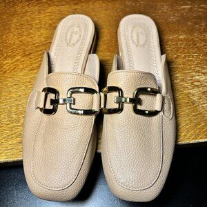 Source Unknown Tan Loafers with Gold Accents, Beutifuel, and Elegant Mules.